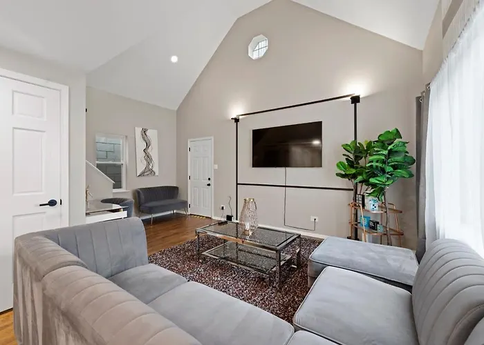 New 2br W 3 Beds And Highspeed Internet *